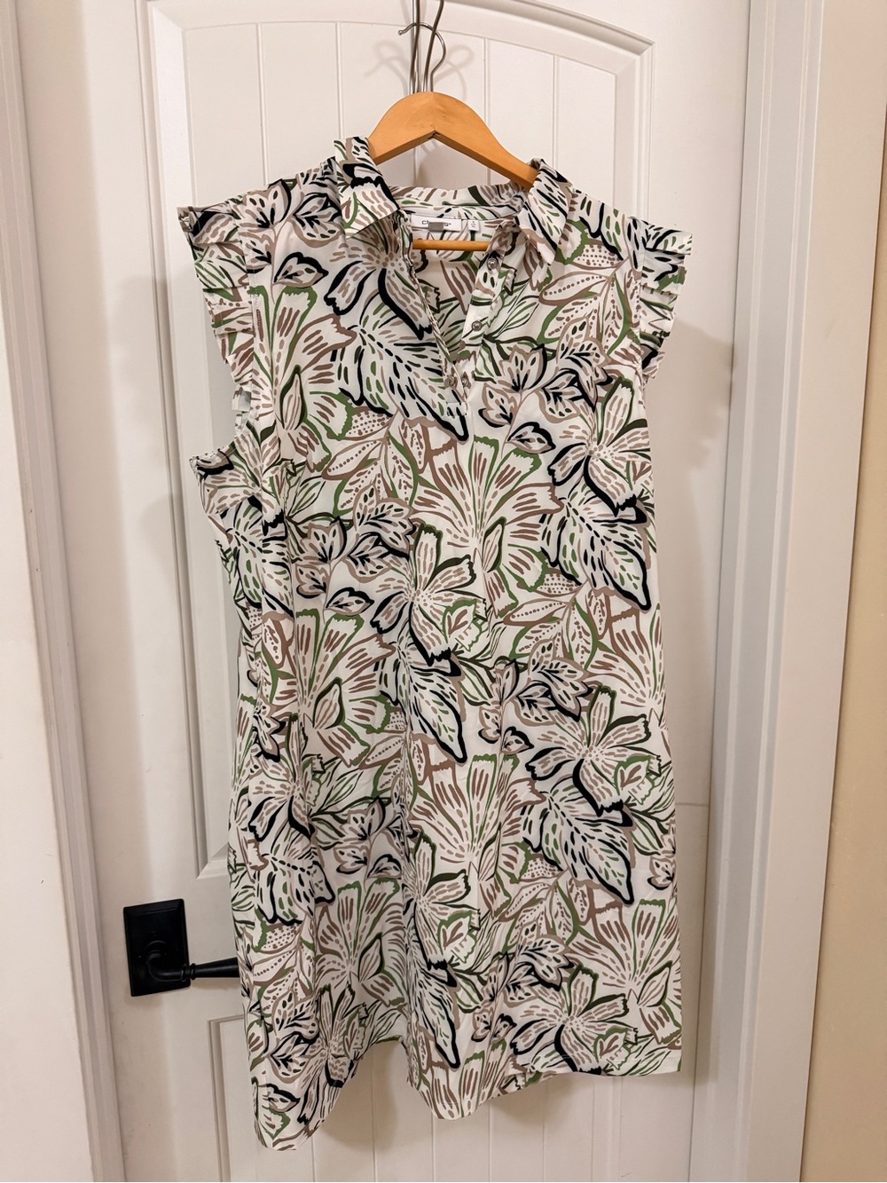 Like NEW Chico’s Sleeveless Floral Shift Dress in White and Green